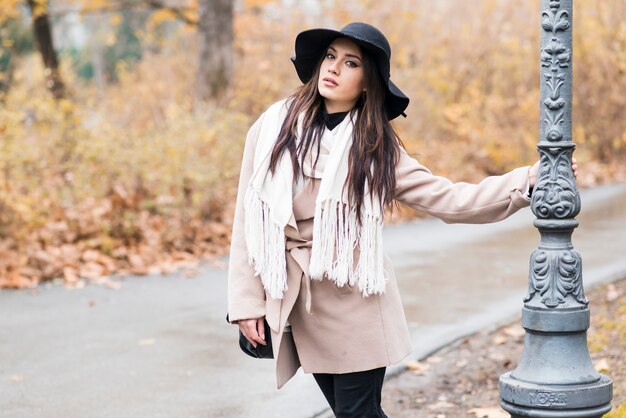 Jolie jeune femme avec chapeau