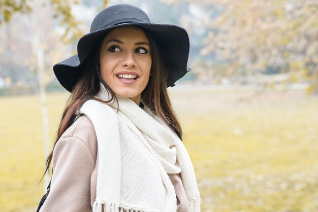 Jolie jeune femme avec chapeau