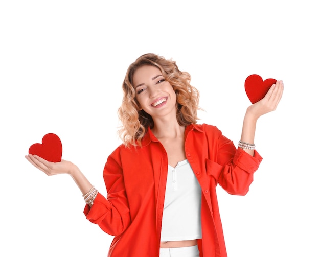 Jolie jeune femme avec des coeurs rouges sur fond blanc