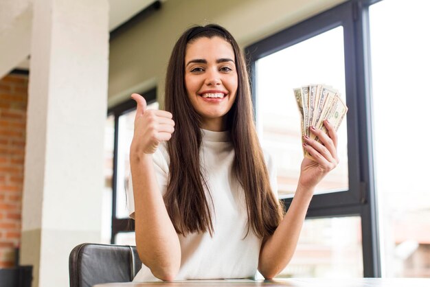 Jolie jeune femme avec un concept d'épargne de billets d'un dollar design d'intérieur de maison