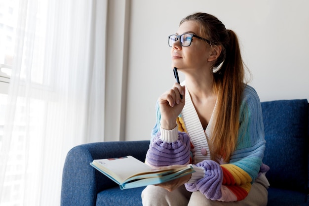 jolie jeune femme confortable à la maison