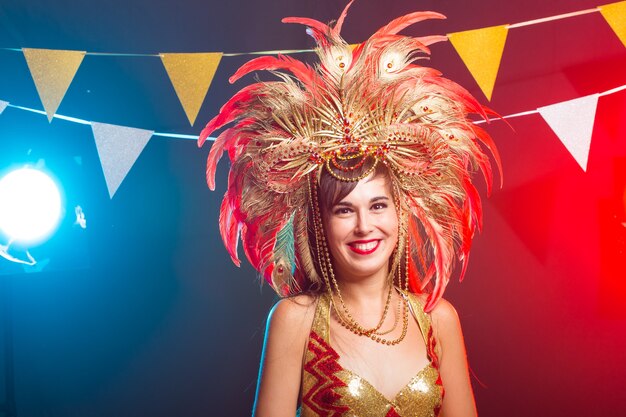 Jolie jeune femme en costume de carnaval coloré lumineux