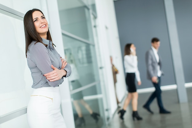 Jolie jeune femme dans le bureau moderne