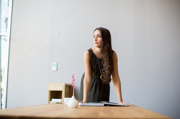 Jolie jeune femme dans la chambre