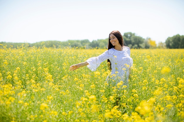 Jolie jeune femme dans le champ de colza