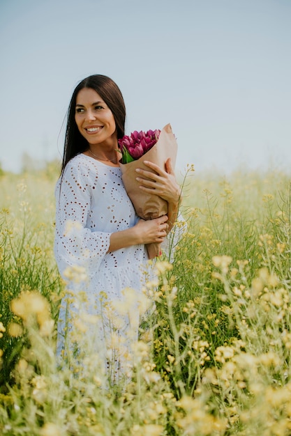 Jolie jeune femme dans le champ de colza