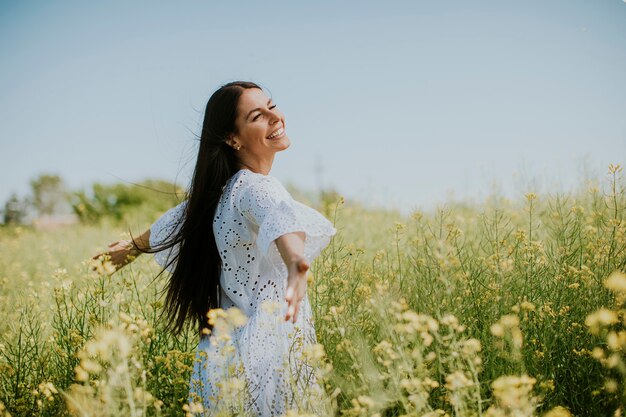 Jolie jeune femme dans le champ de colza