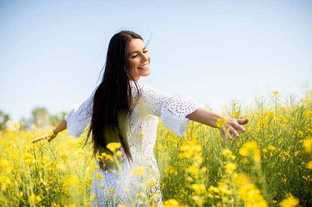 Jolie jeune femme dans le champ de colza