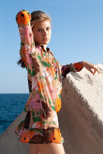 Jolie jeune femme dans un environnement côtier près de la mer