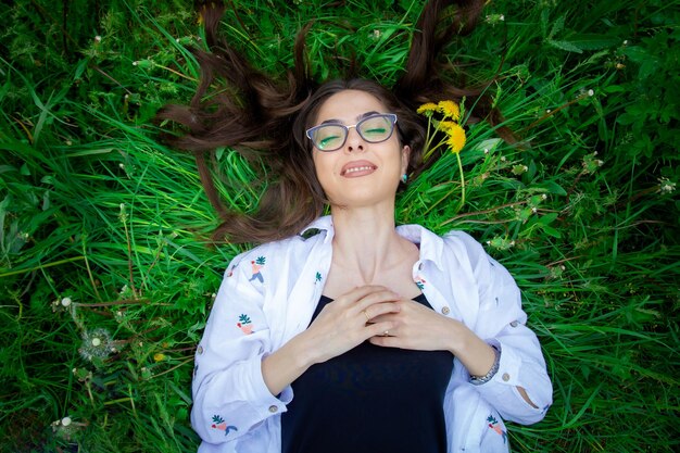 jolie jeune femme dans la nature femme dans le parc