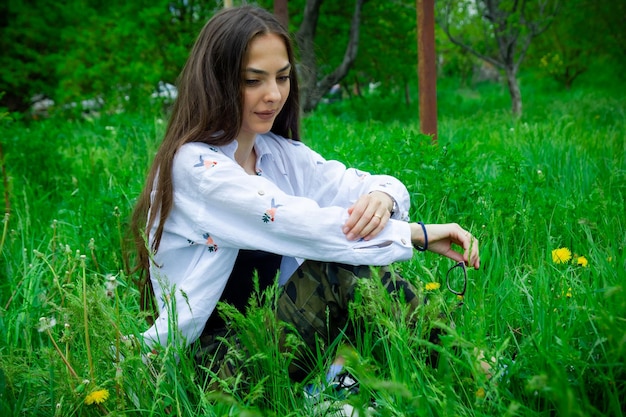 jolie jeune femme dans la nature femme dans le parc