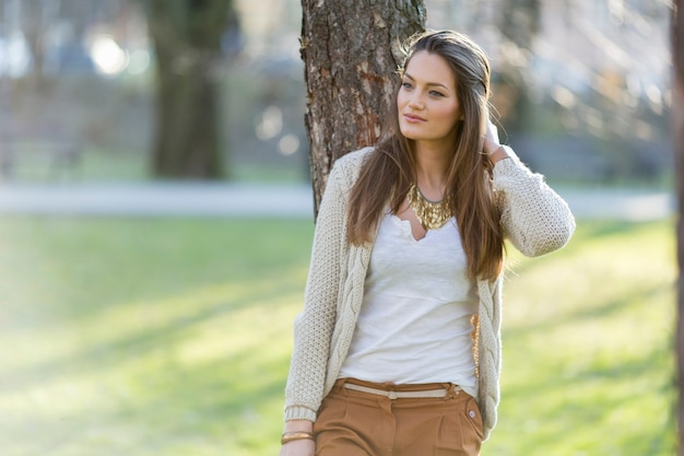 Jolie jeune femme dans le parc