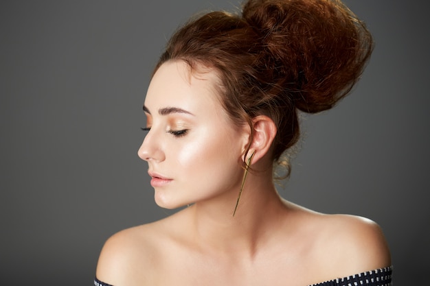 Jolie jeune femme dans une pose de mode bouchent