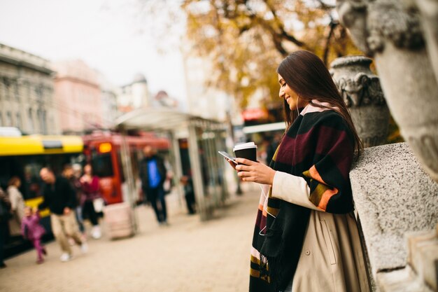 Jolie jeune femme dans la rue au jour de l&#39;automne