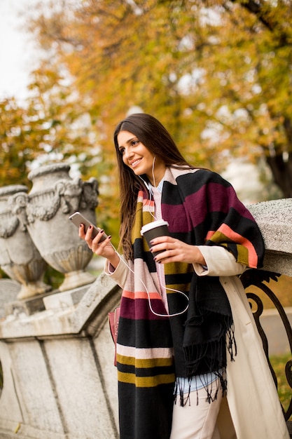 Jolie jeune femme dans la rue au jour de l&#39;automne