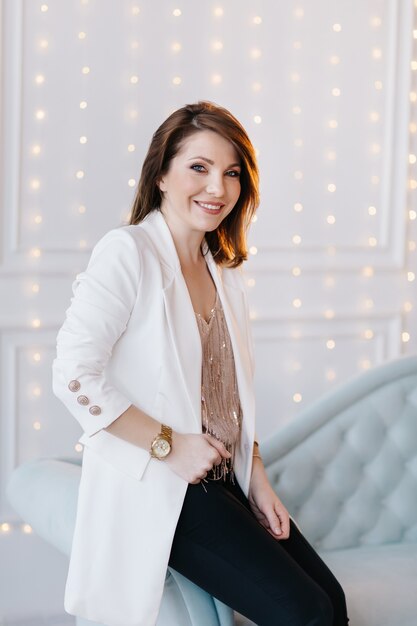 Photo jolie jeune femme dans un tailleur avec veste blanche