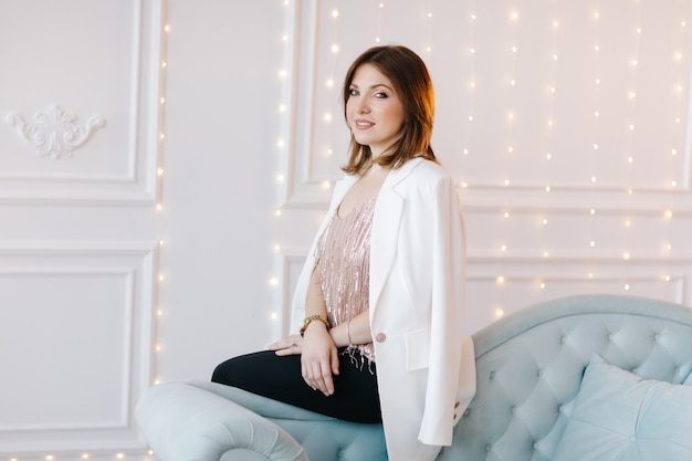 Photo jolie jeune femme dans un tailleur avec veste blanche