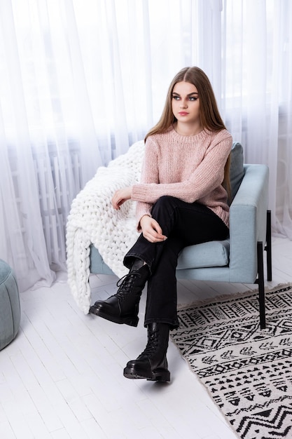 Jolie jeune femme dans des vêtements à la mode avec un jean noir et des chaussures à la mode. Belles jambes féminines en bottes de cuir