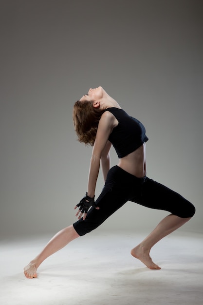 Jolie jeune femme danse