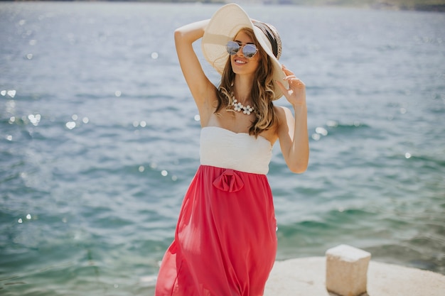 Jolie jeune femme détente au bord de la mer