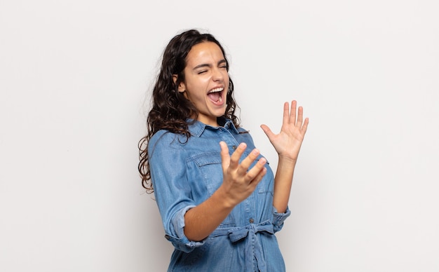 Jolie jeune femme effectuant de l'opéra ou chantant lors d'un concert ou d'un spectacle, se sentant romantique, artistique et passionné