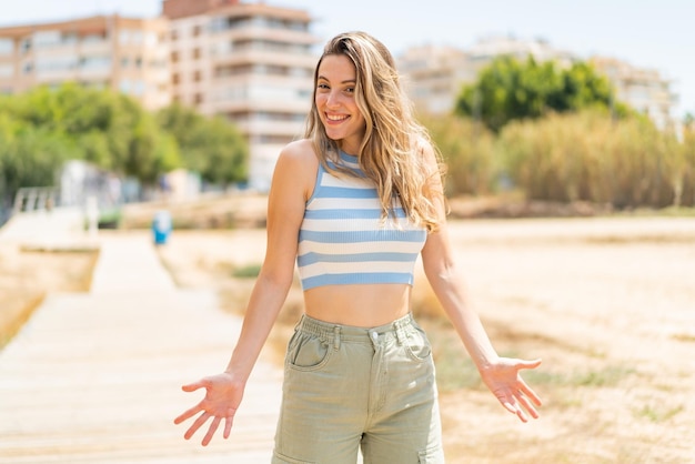 Une jolie jeune femme à l'extérieur souriante