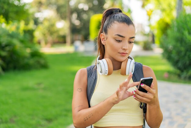 Une jolie jeune femme à l'extérieur