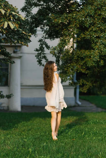 Jolie jeune femme ou fille dans une robe légère volante s'exécute