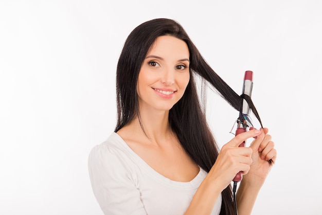 Jolie jeune femme frisée ses longs cheveux