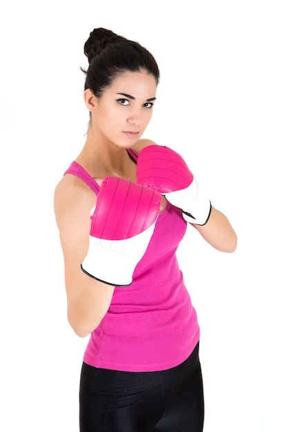 Jolie jeune femme avec des gants de boxe