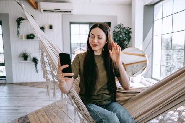 Jolie jeune femme heureuse se détendre à la maison