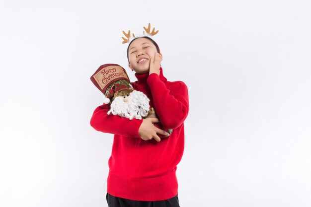 Une jolie jeune femme heureuse tenant une boîte-cadeau de Noël sur fond blanc