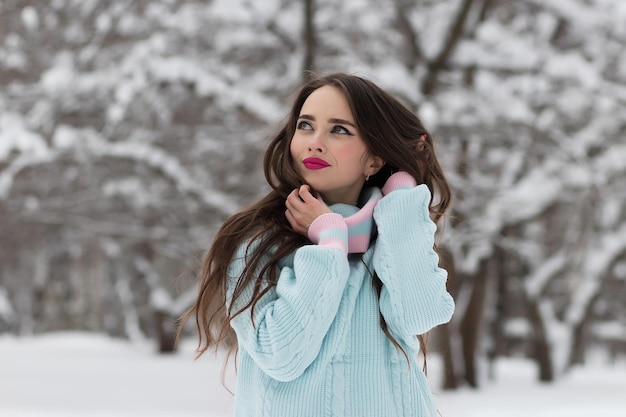 Jolie jeune femme en hiver en plein air