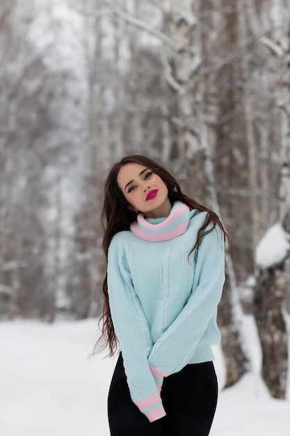 Jolie jeune femme en hiver en plein air