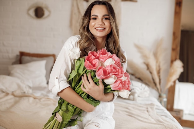 jolie jeune femme à l'intérieur