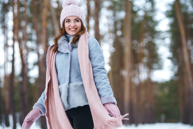 Jolie jeune femme joue avec la neige dans la forêt Nature d'émotions de bonheur de mode de vie d'hiver