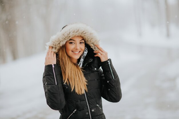 Jolie jeune femme sur une journée d&#39;hiver