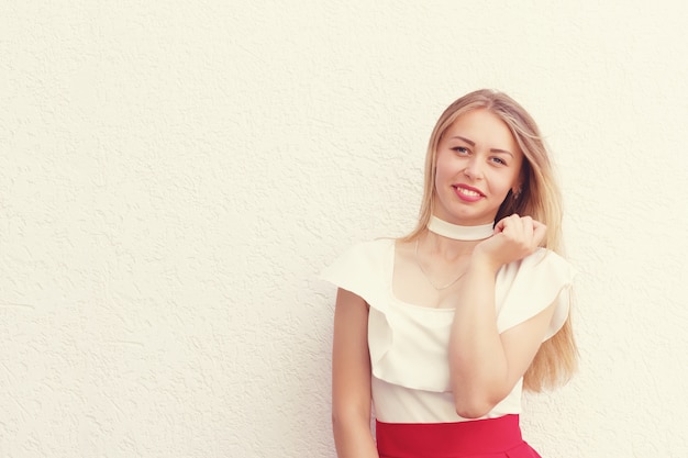 Jolie jeune femme avec des lèvres rouges sur blanc