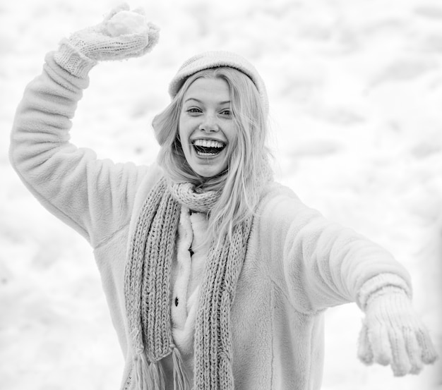 Jolie jeune femme ludique en plein air bénéficiant de la première neige