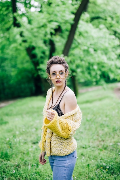 Jolie jeune femme avec des lunettes dans la forêt