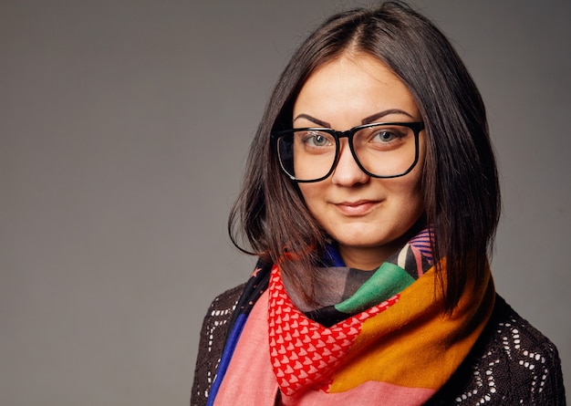 Jolie jeune femme à lunettes