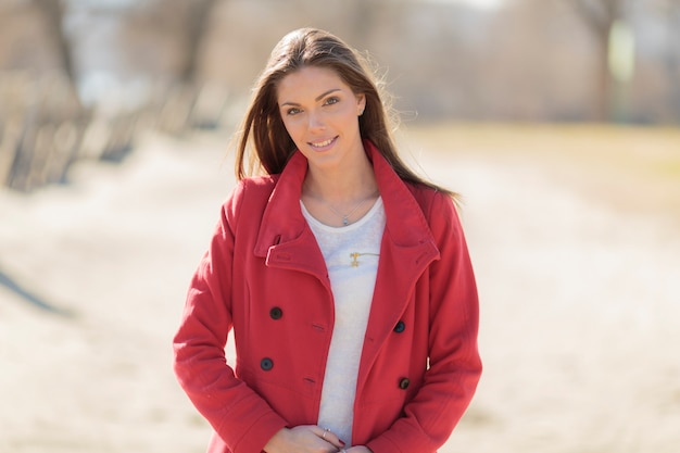 Jolie jeune femme en manteau rouge