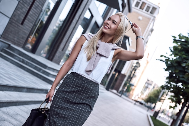 Jolie jeune femme marchant à l'extérieur