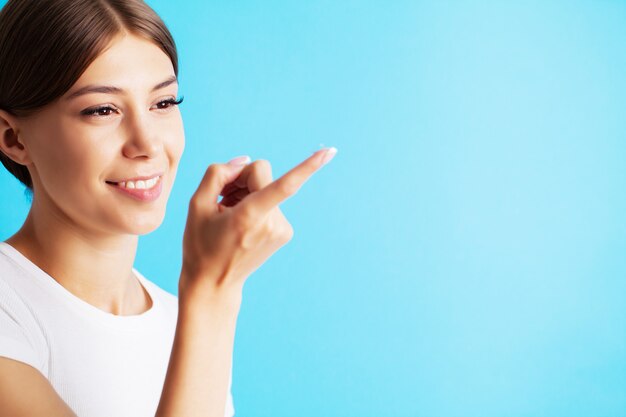 Jolie jeune femme met des lentilles de contact pour la vue