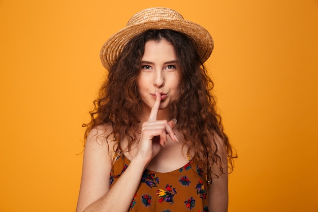 Jolie jeune femme montrant le geste du silence.