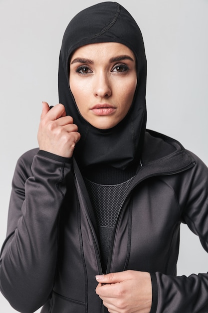 Jolie jeune femme musulmane portant le hijab sport isolé