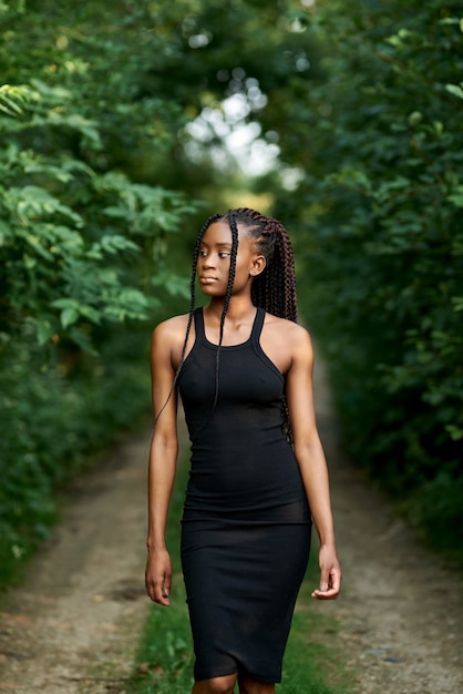 Jolie jeune femme noire américaine s'éloignant dans une forêt Mystère pleine conscienceJour de la terre