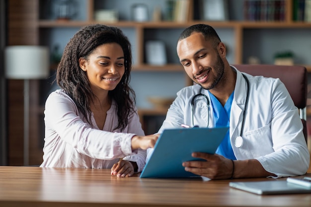 Jolie jeune femme noire assistant médecin nutritionniste