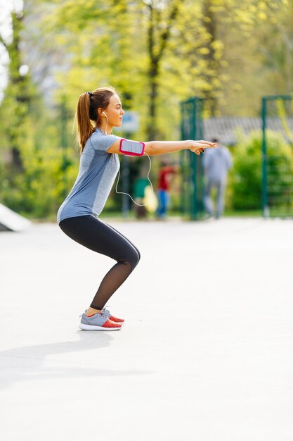 Jolie jeune femme ont un entraînement à l&#39;extérieur par une journée ensoleillée