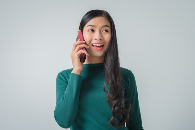 Jolie jeune femme parle au téléphone